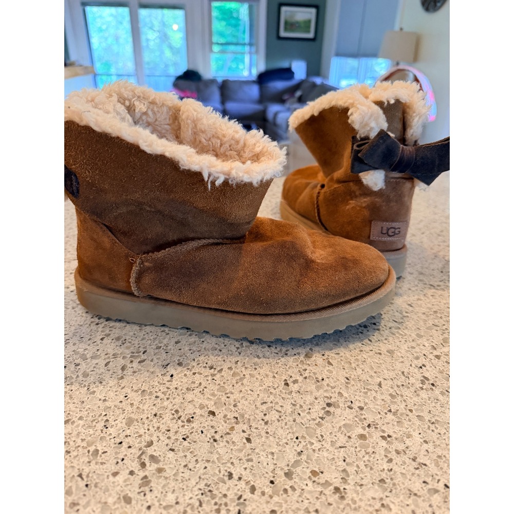 UGG Mini Bailey Bow Boots Women Size 9 Chestnut Suede Shearling Coquette Indie